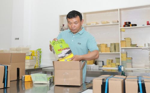 洪泽区依托网络直播平台销售特色农副产品——洪泽大米,日销售一万多